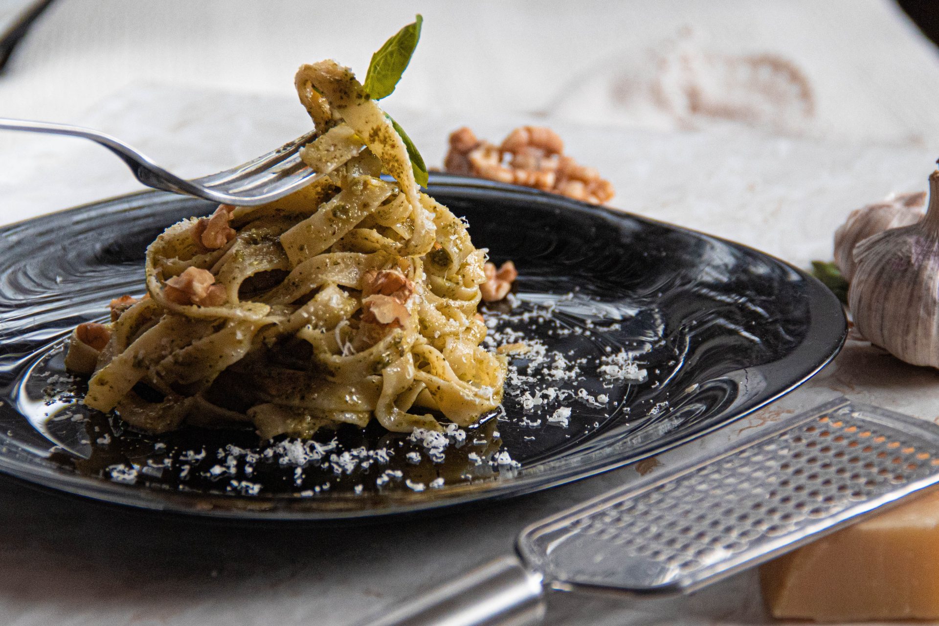 Pasta pecorino met basilicum en walnoten