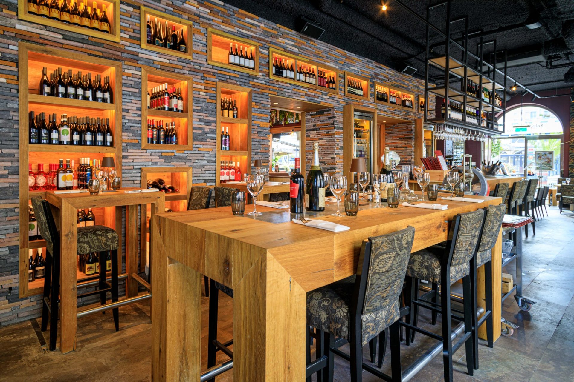 Solovino Wine Bar Scheveningen interieur.jpg